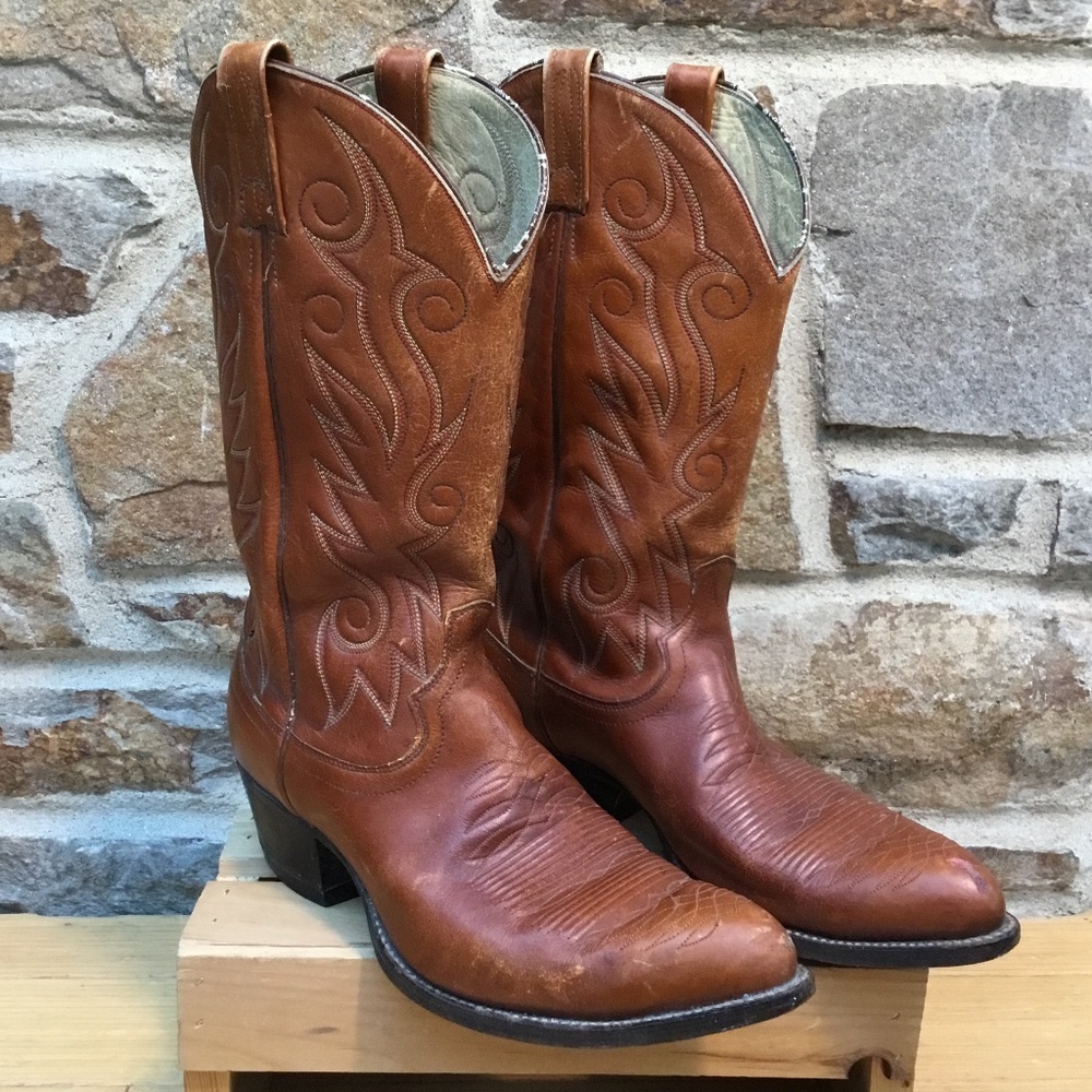 Dan Post men’s Leather Cowboy boots. 10D. Lt Brown Excellent Preowned Condition.